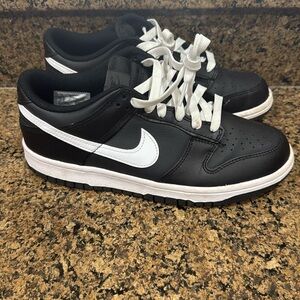 Authentic Nike dunk reverse panda size 7Y
No insoles preowned